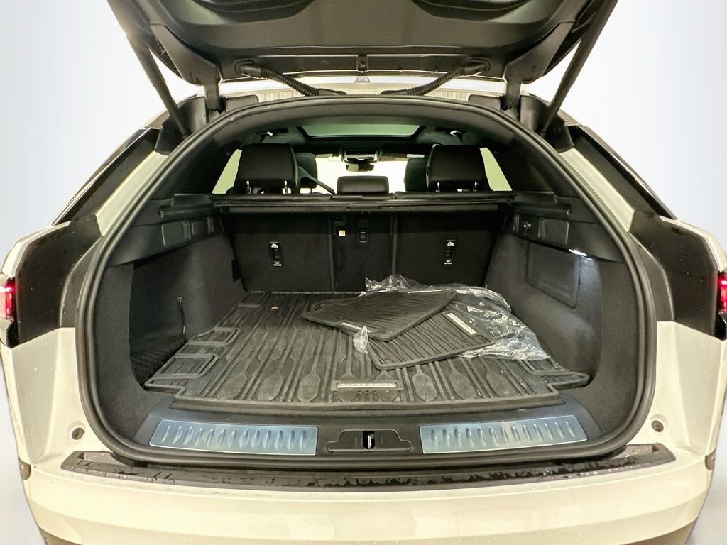 Used 2025 White Land Rover S image 27