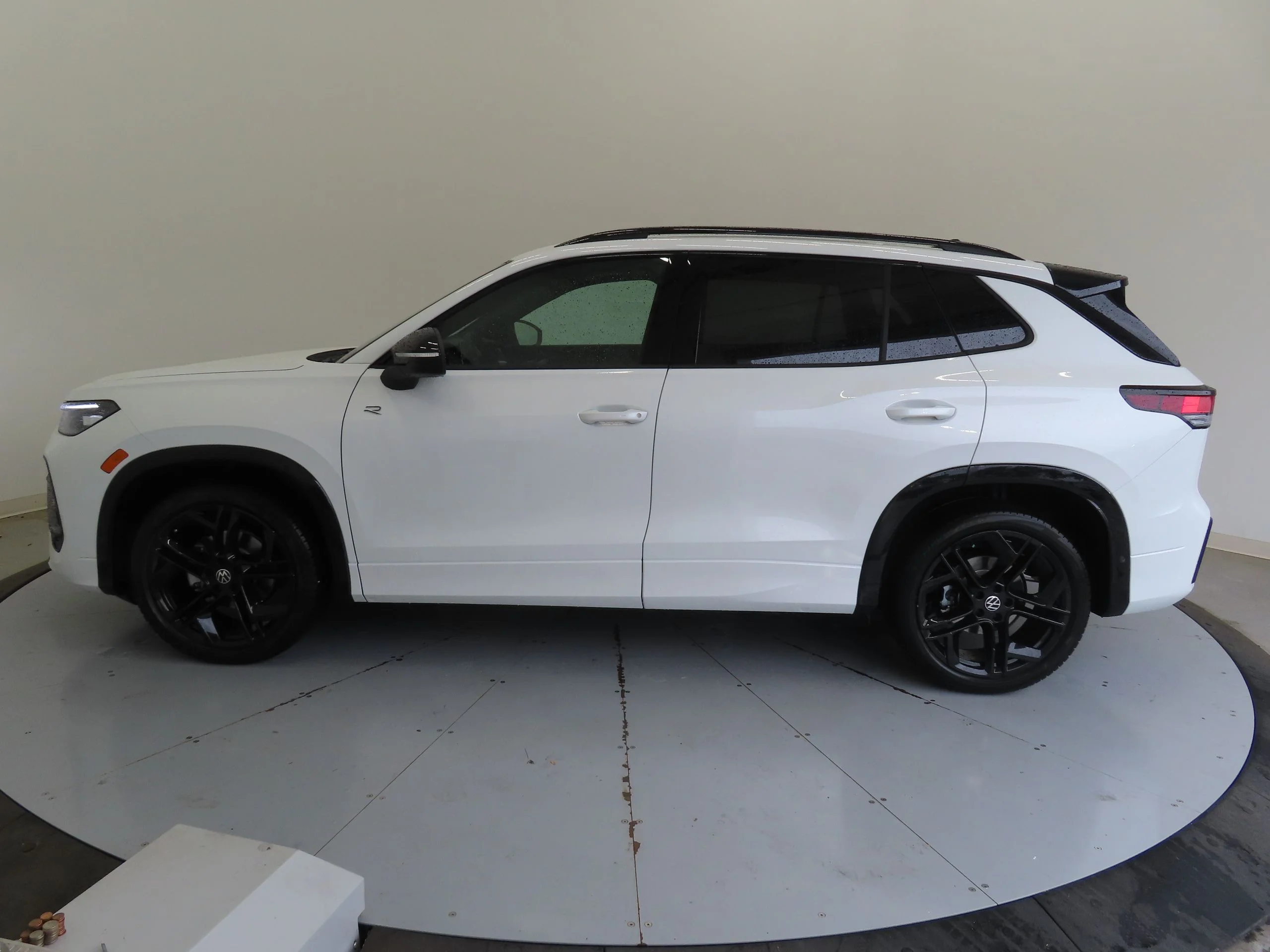 New 2026 White Volkswagen 2.0T SE R-Line Black image 7
