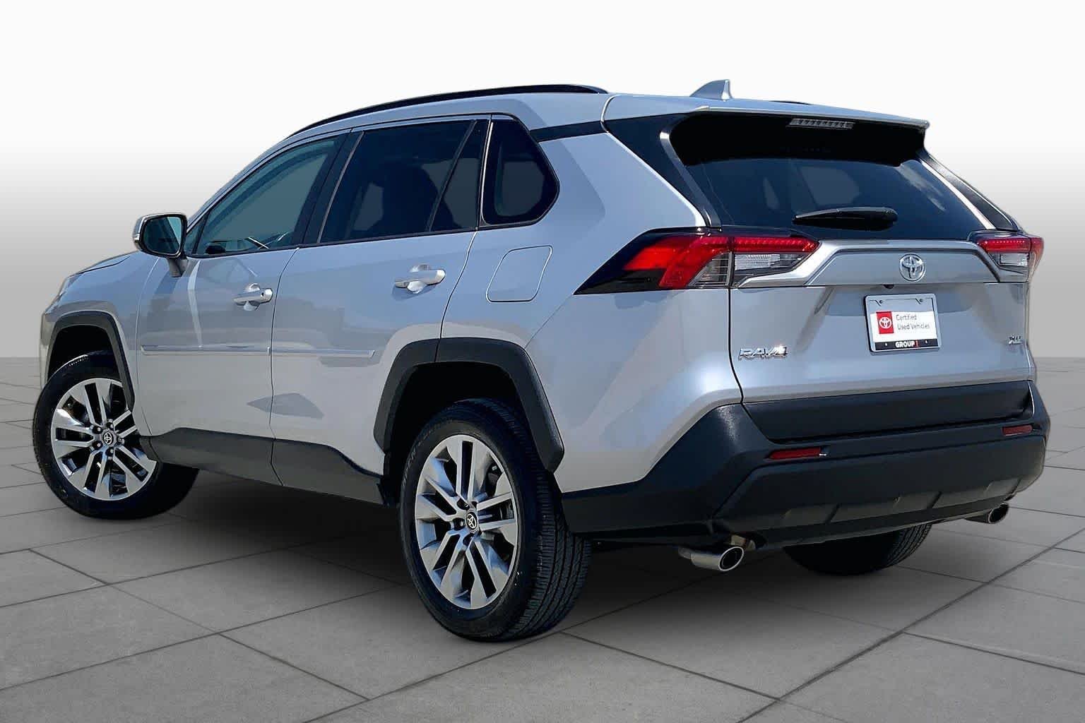 Used 2022 Silver Sky Metallic Toyota XLE Premium image 12