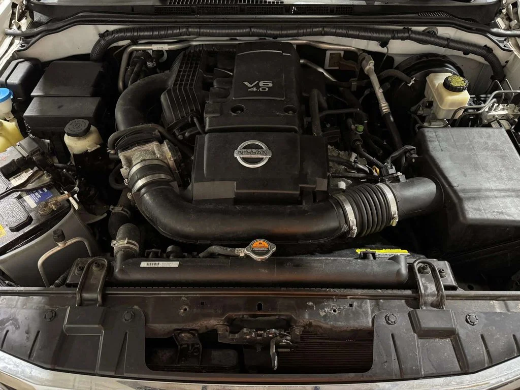 Used 2015 Glacier White Nissan SL image 29