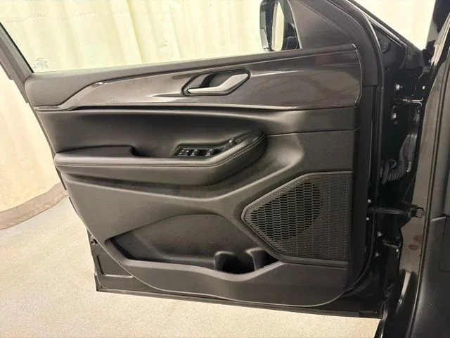 Used 2023 Black Jeep Altitude image 26