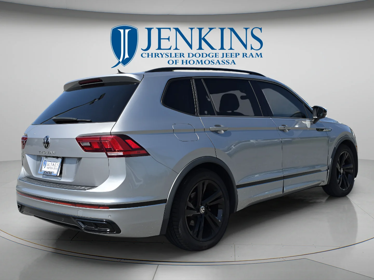 Used 2023 Pyrite Silver Metallic Volkswagen SE R-Line Black image 5