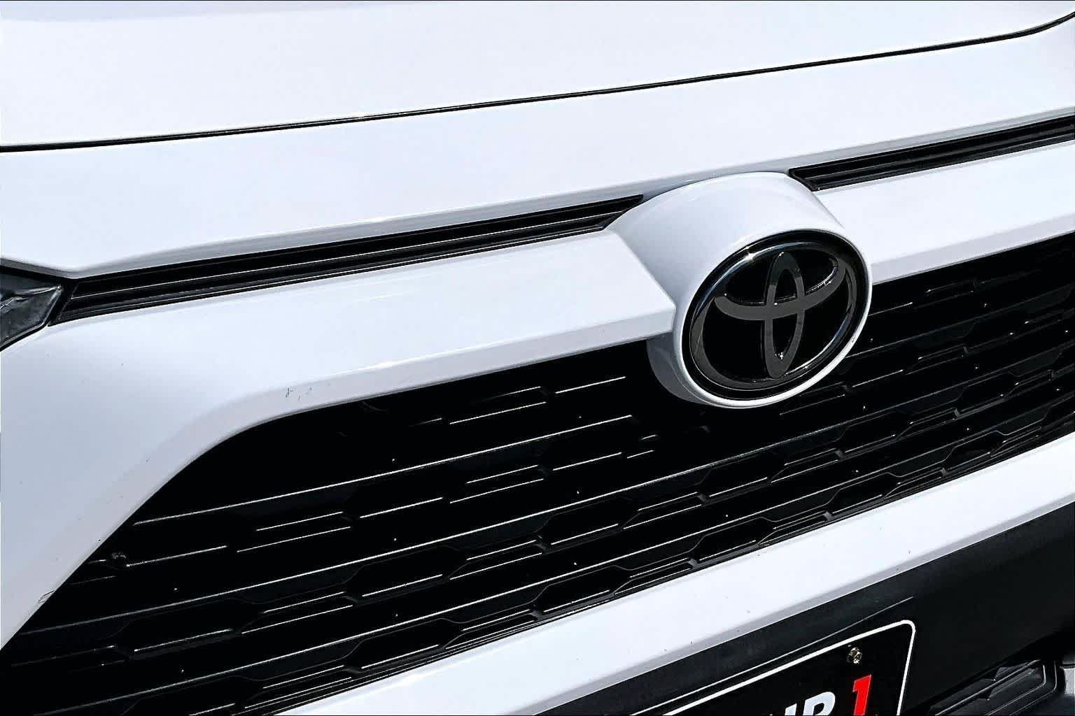 Used 2021 Super White Toyota XLE image 31