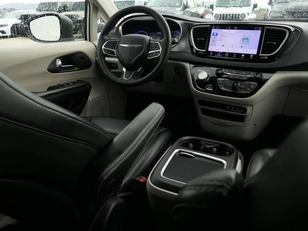 Used 2023 White Chrysler Touring L image 22