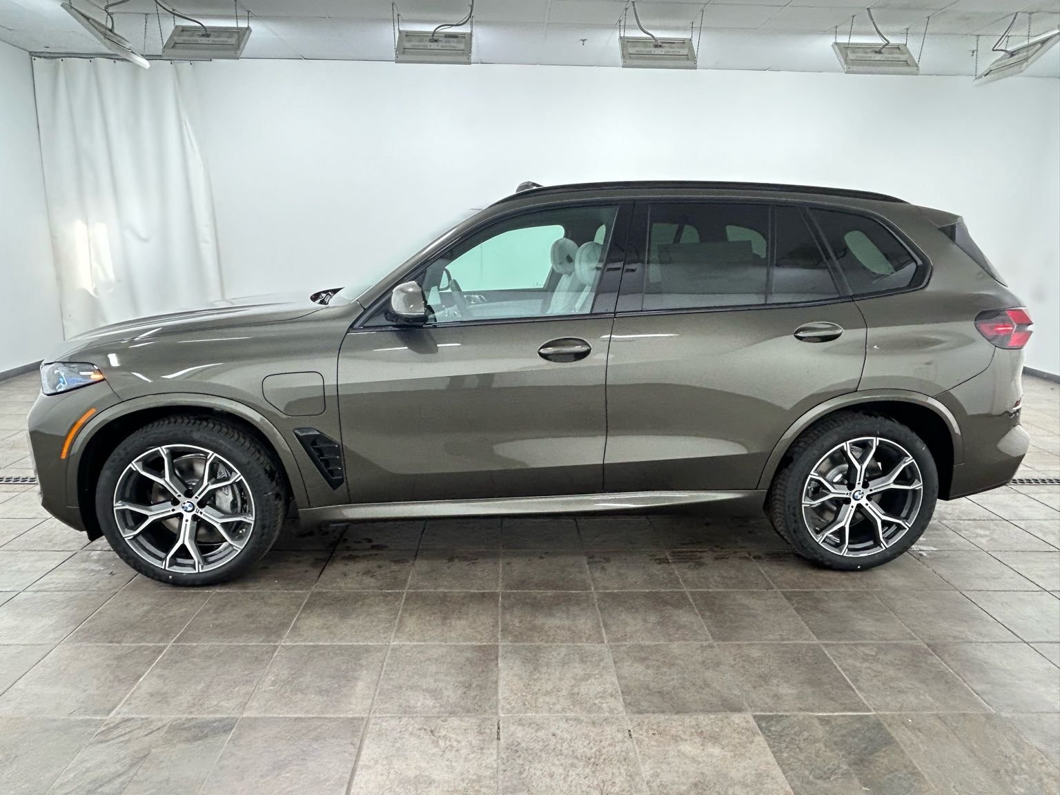 New 2026 Manhattan Green Metallic BMW xDrive50e image 2
