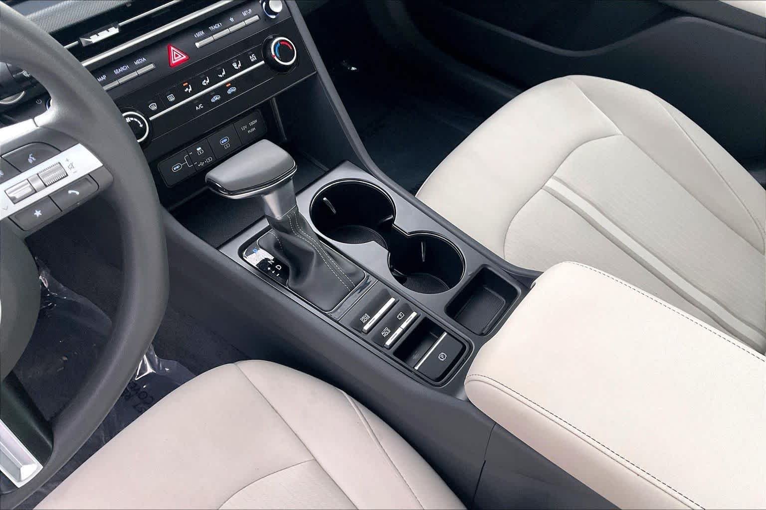 Used 2025 Serenity White Hyundai SE image 17