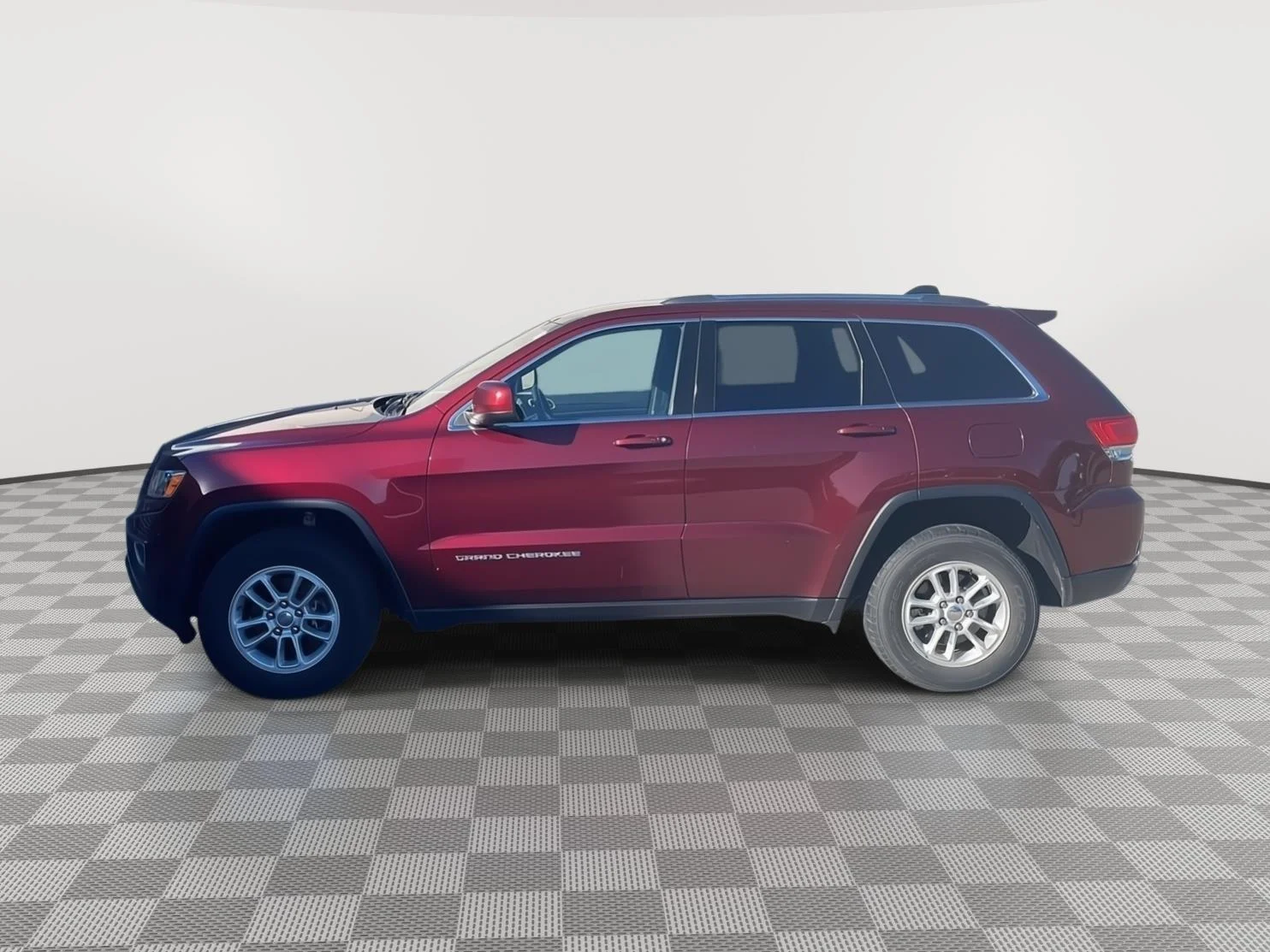 Used 2016 Velvet Red Pearlcoat Jeep Laredo image 12