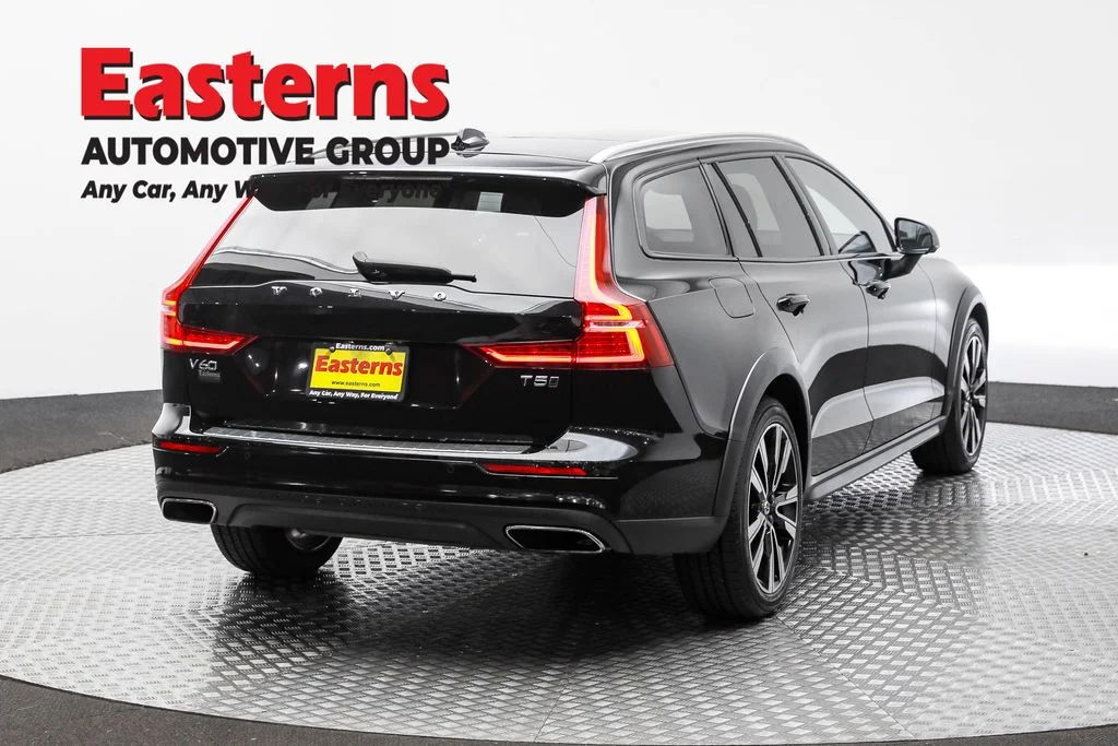Used 2022 Black Volvo T5 image 5