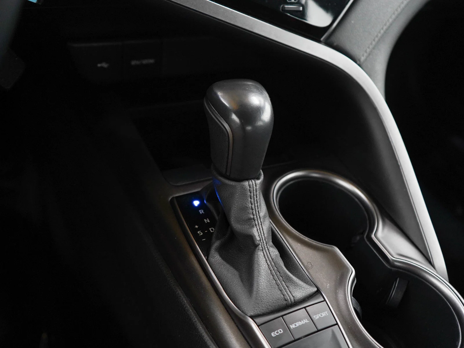 Used 2022  Toyota SE image 21