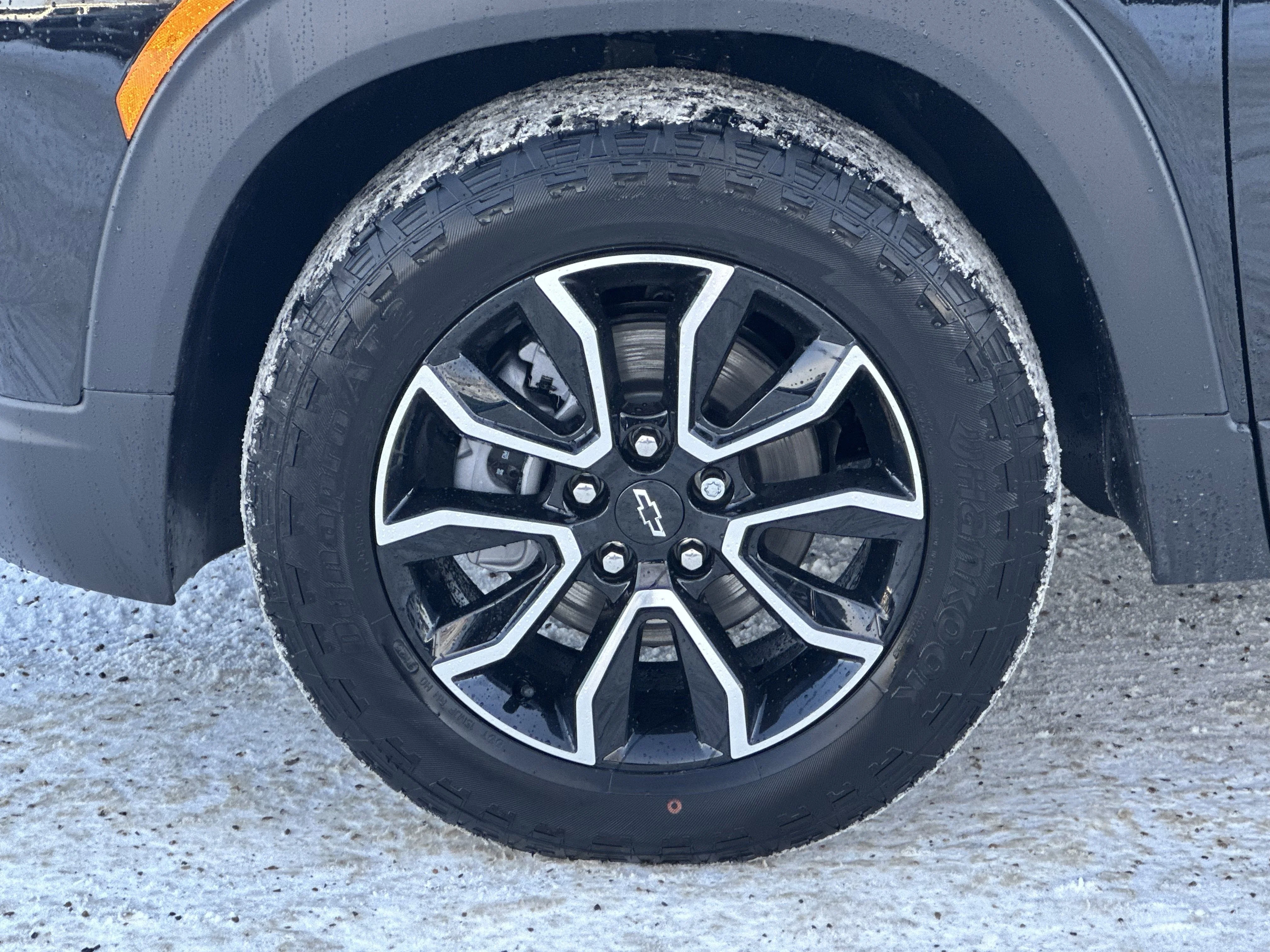 New 2026 Mosaic Black Metallic Chevrolet ACTIV image 8