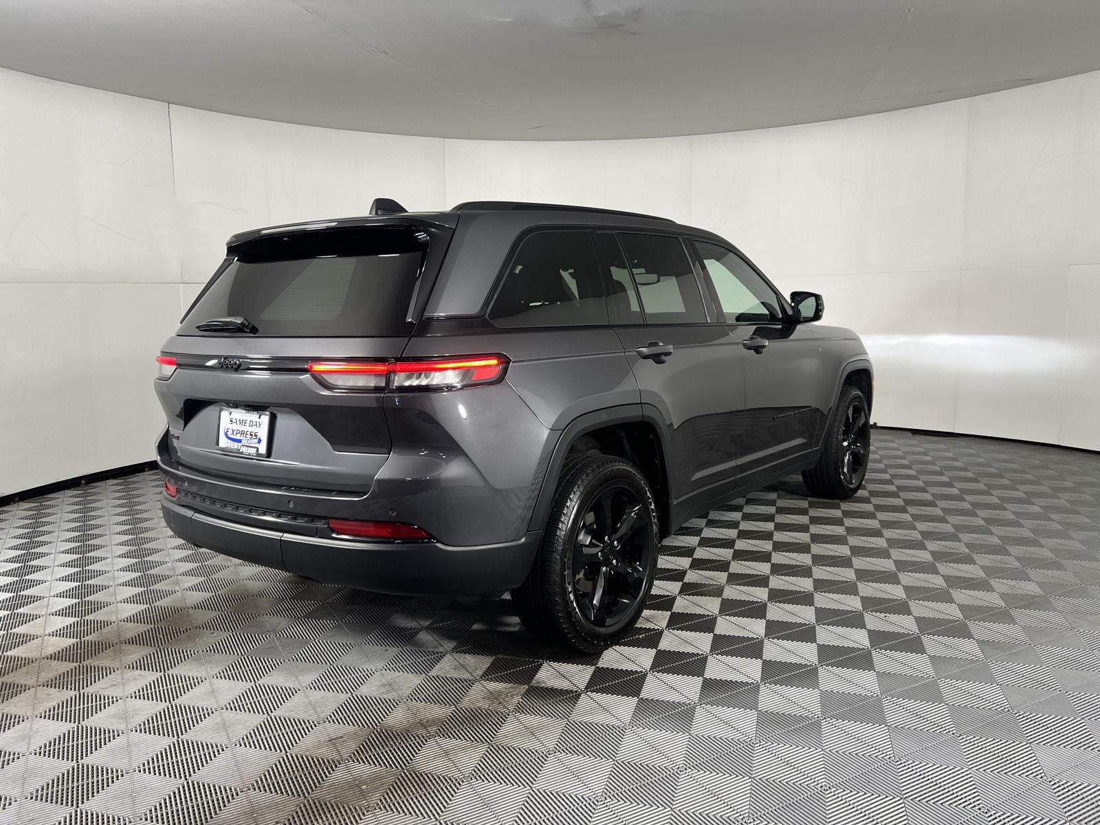 Used 2024 Baltic Gray Metallic Clearcoat Jeep Altitude image 9
