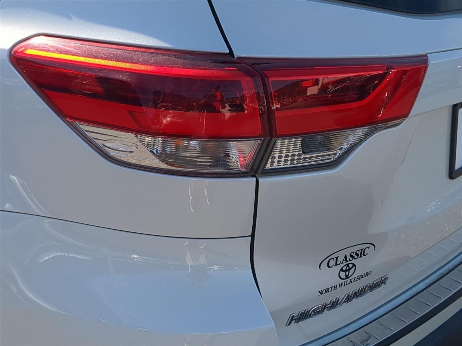 Used 2019  TOYOTA  image 12