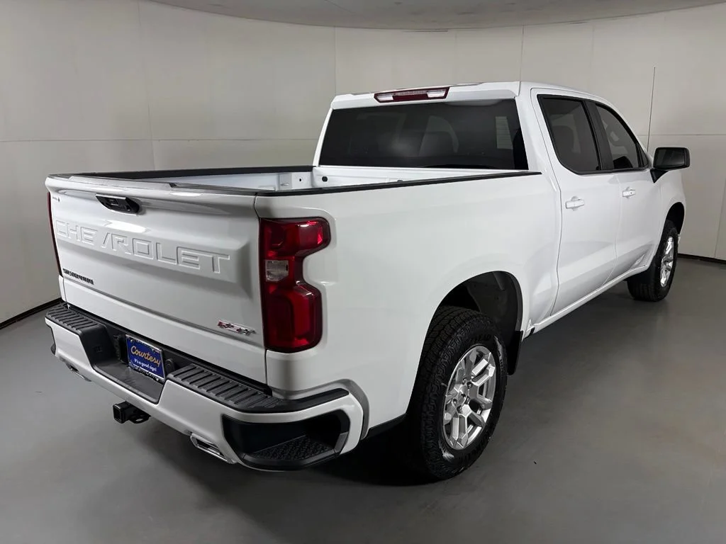 New 2026 Summit White Chevrolet RST image 10