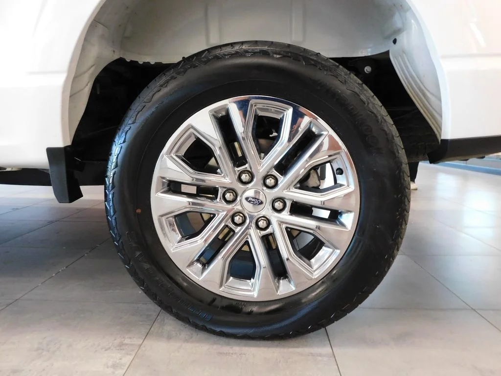 Certified Used 2025 Oxford White Ford Lariat image 7