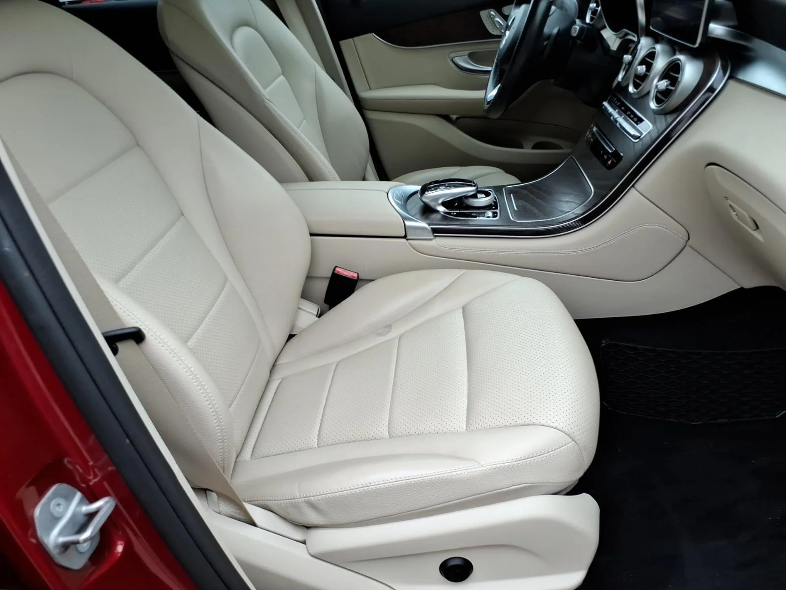 Used 2018 designo Cardinal Red Metallic Mercedes-Benz GLC 300 image 24