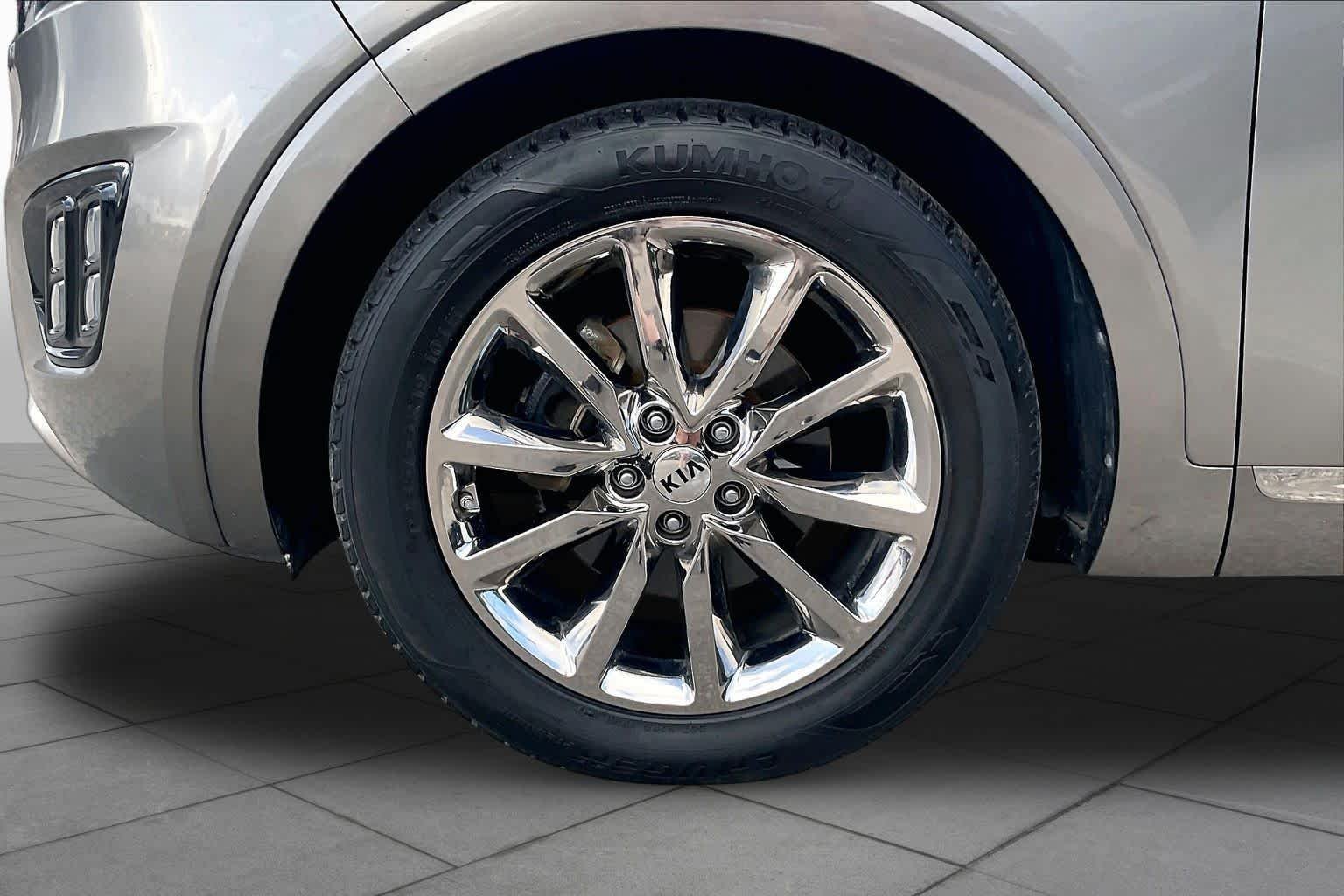 Used 2016 Titanium Silver Kia SXL image 11