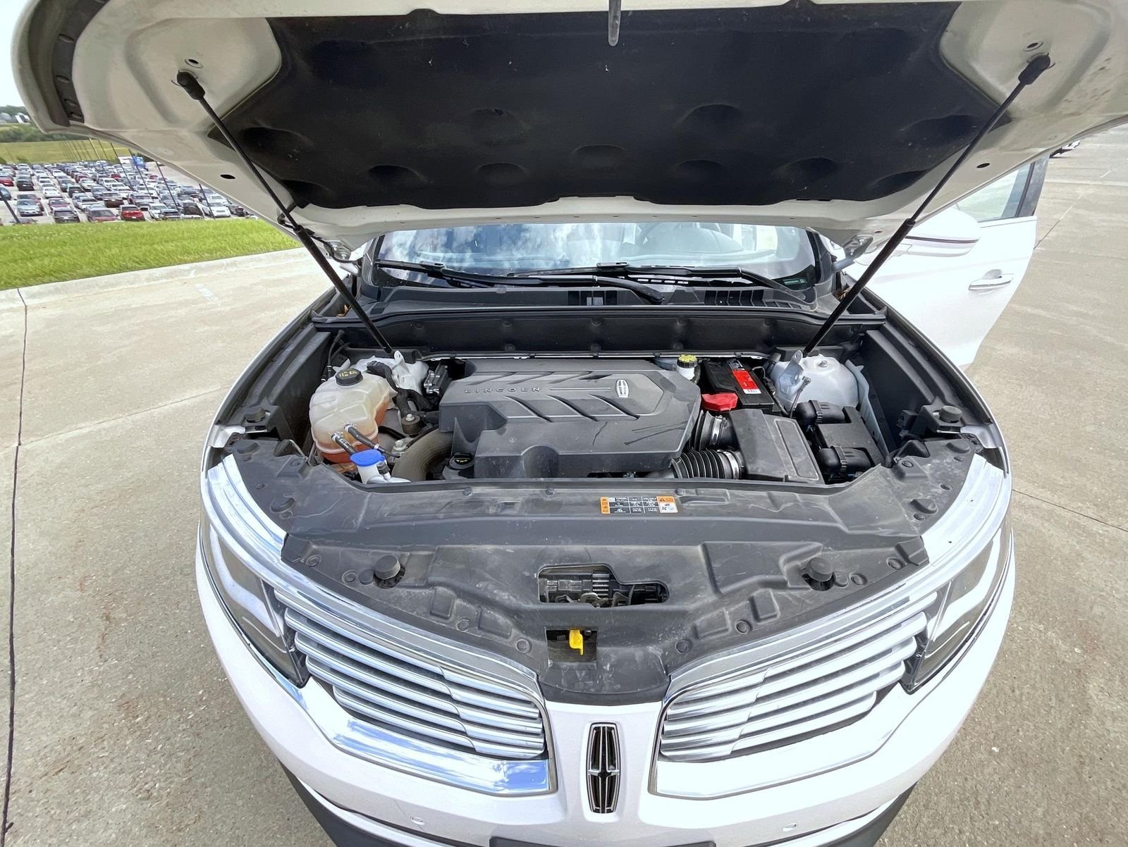 Used 2018 White Lincoln Reserve image 24