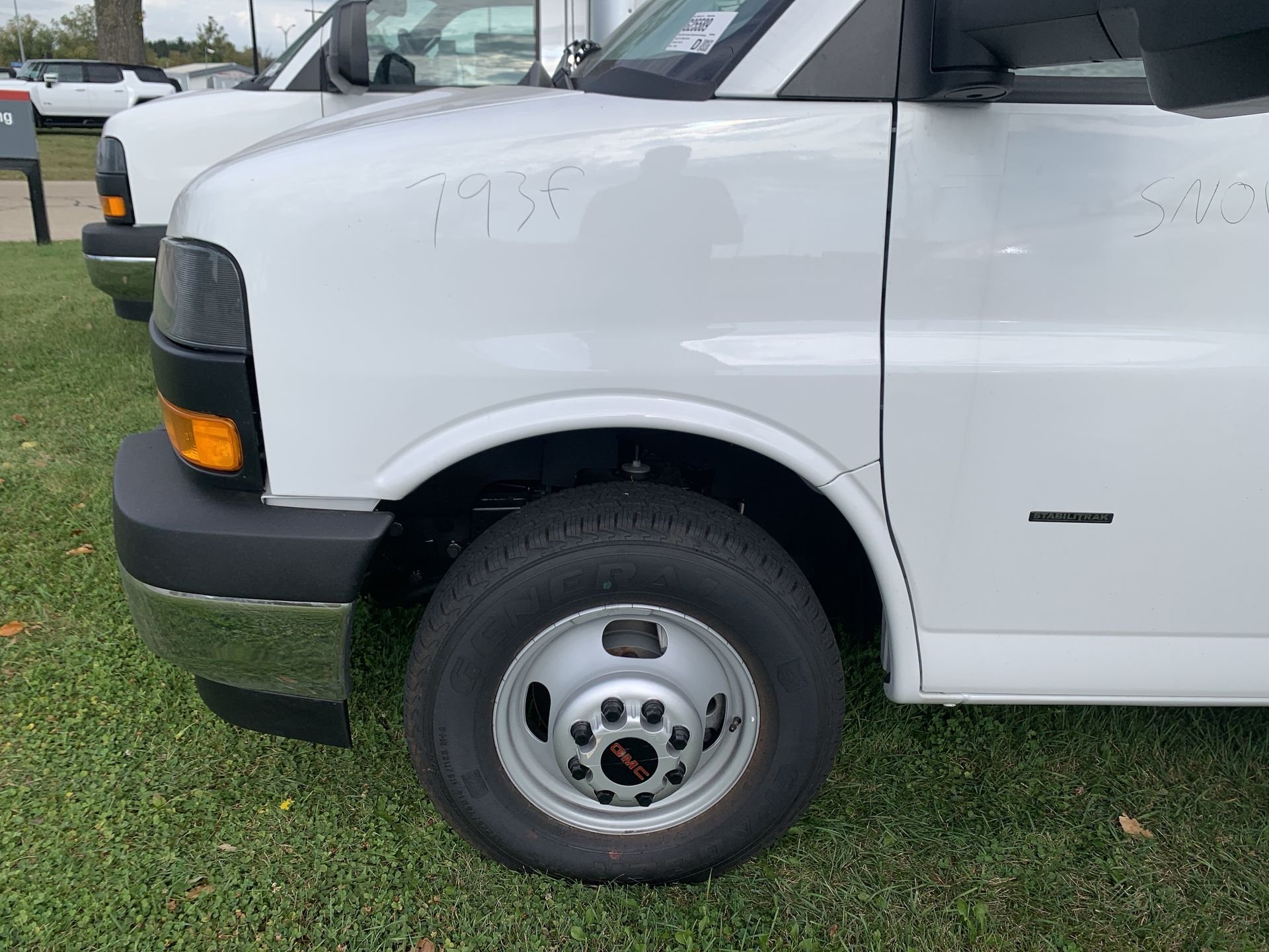 New 2025 Summit White GMC 1WT image 32