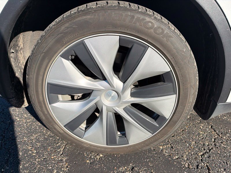 Used 2022  Tesla Long Range image 9
