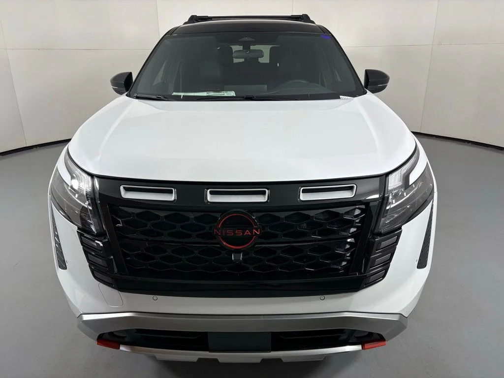 New 2026 Everest White Pearl TriCoat / Super Black Two-tone Nissan Rock Creek® image 3