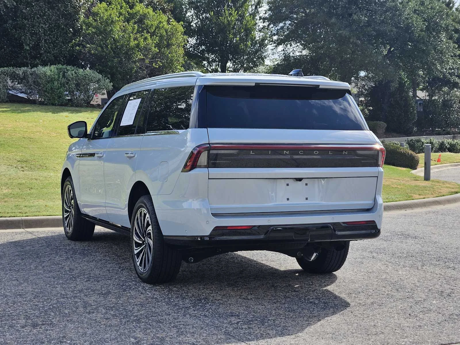 Used 2025 Crystal White Metallic Clearcoat Lincoln Black Label image 3