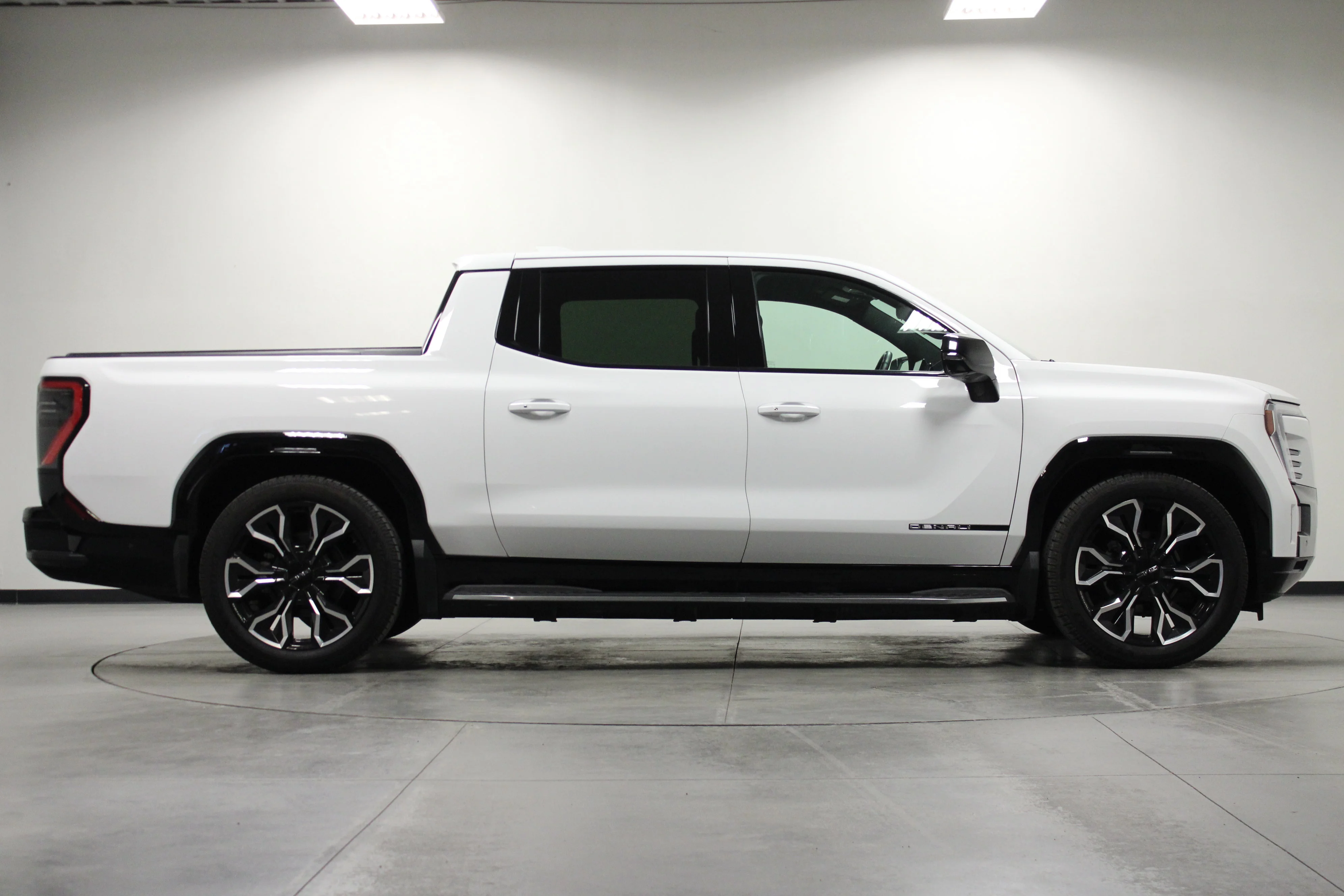 Used 2025 Summit White GMC Extended Range Denali image 3
