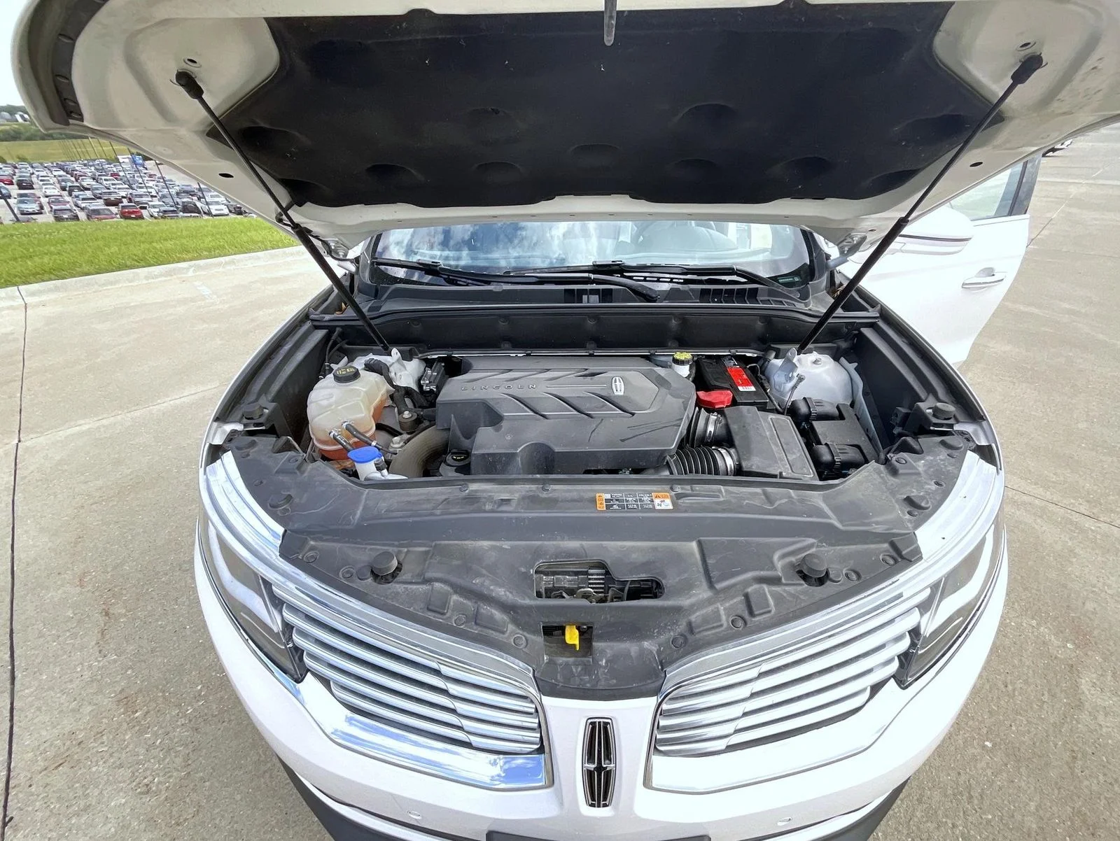 Used 2018 White Lincoln Reserve image 24