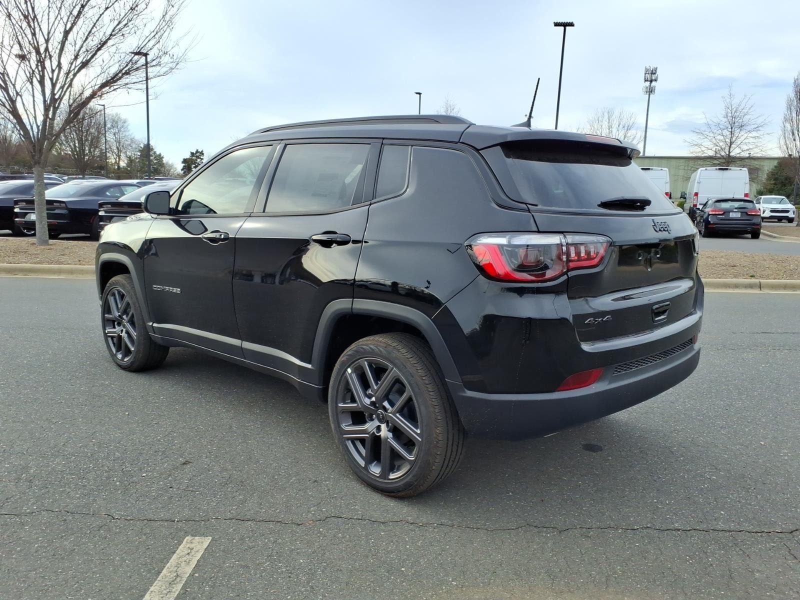 New 2026 Diamond Black Crystal Pearl-Coat Exterior Paint Jeep Latitude Altitude image 27