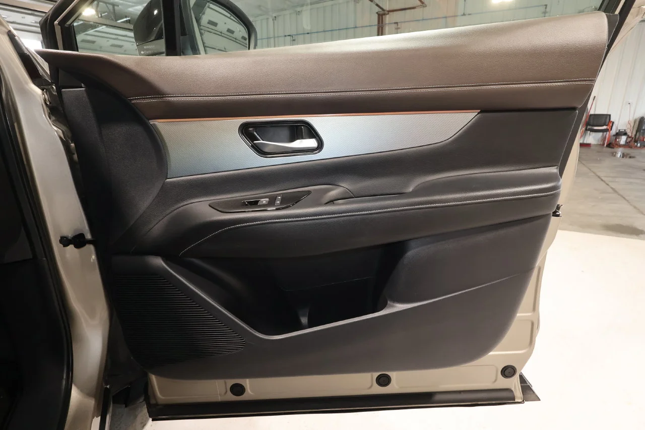 Used 2025 Gold Nissan Platinum image 19