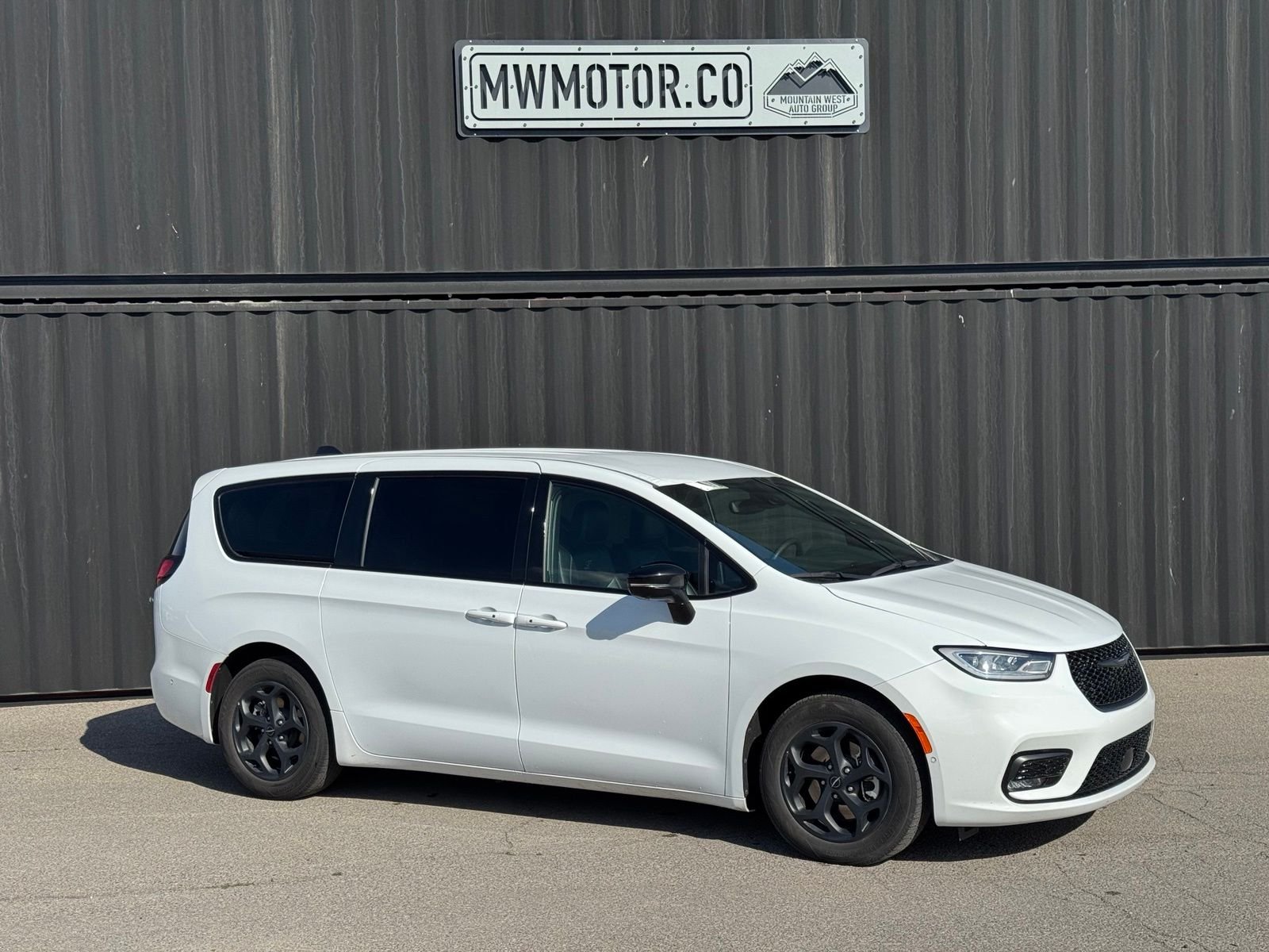 2024 Chrysler Pacifica Hybrid Select S-Appearance PHEV's photo