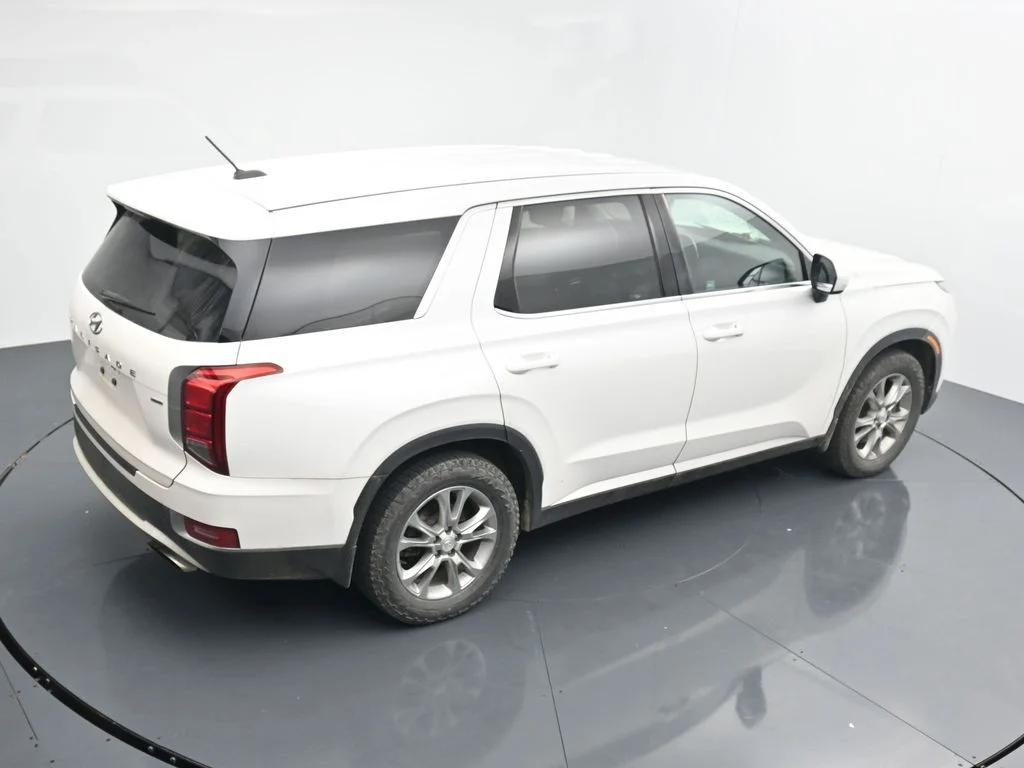Used 2021 White Hyundai SE image 16