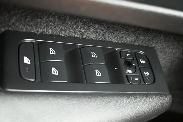 Used 2023 Black Volvo B5 Core image 27