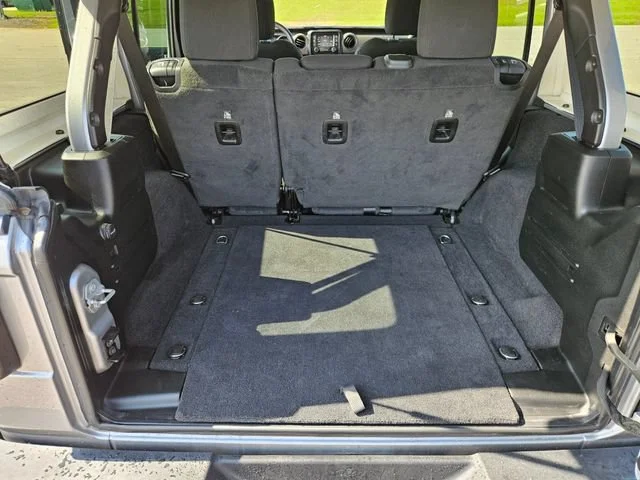 Used 2021 Silver Jeep Unlimited Sport image 23