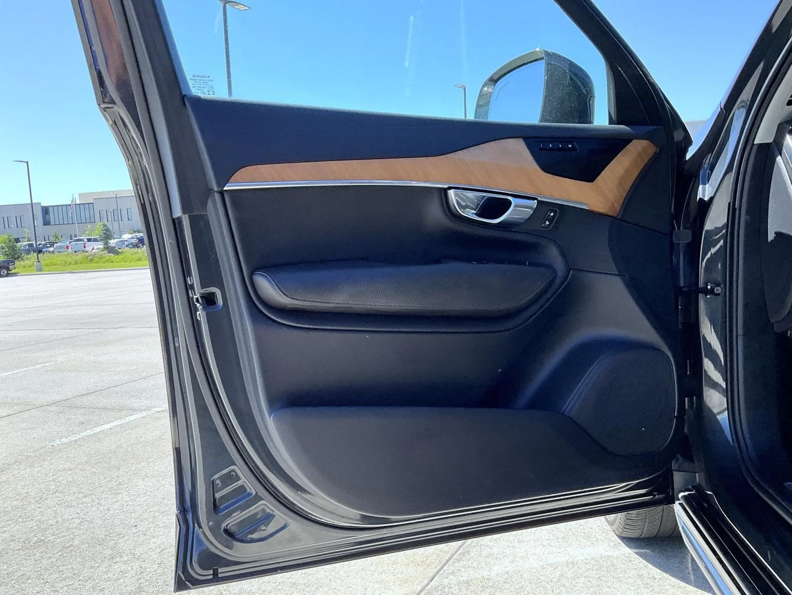 Used 2021 Gray Volvo T6 Momentum image 9