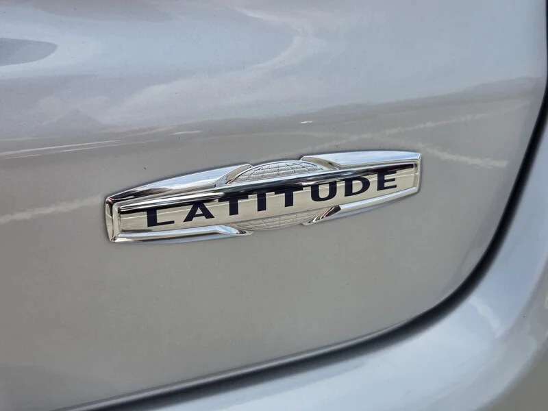 Used 2024 Silver Zynith Metallic Clearco JEEP LATITUDE image 14
