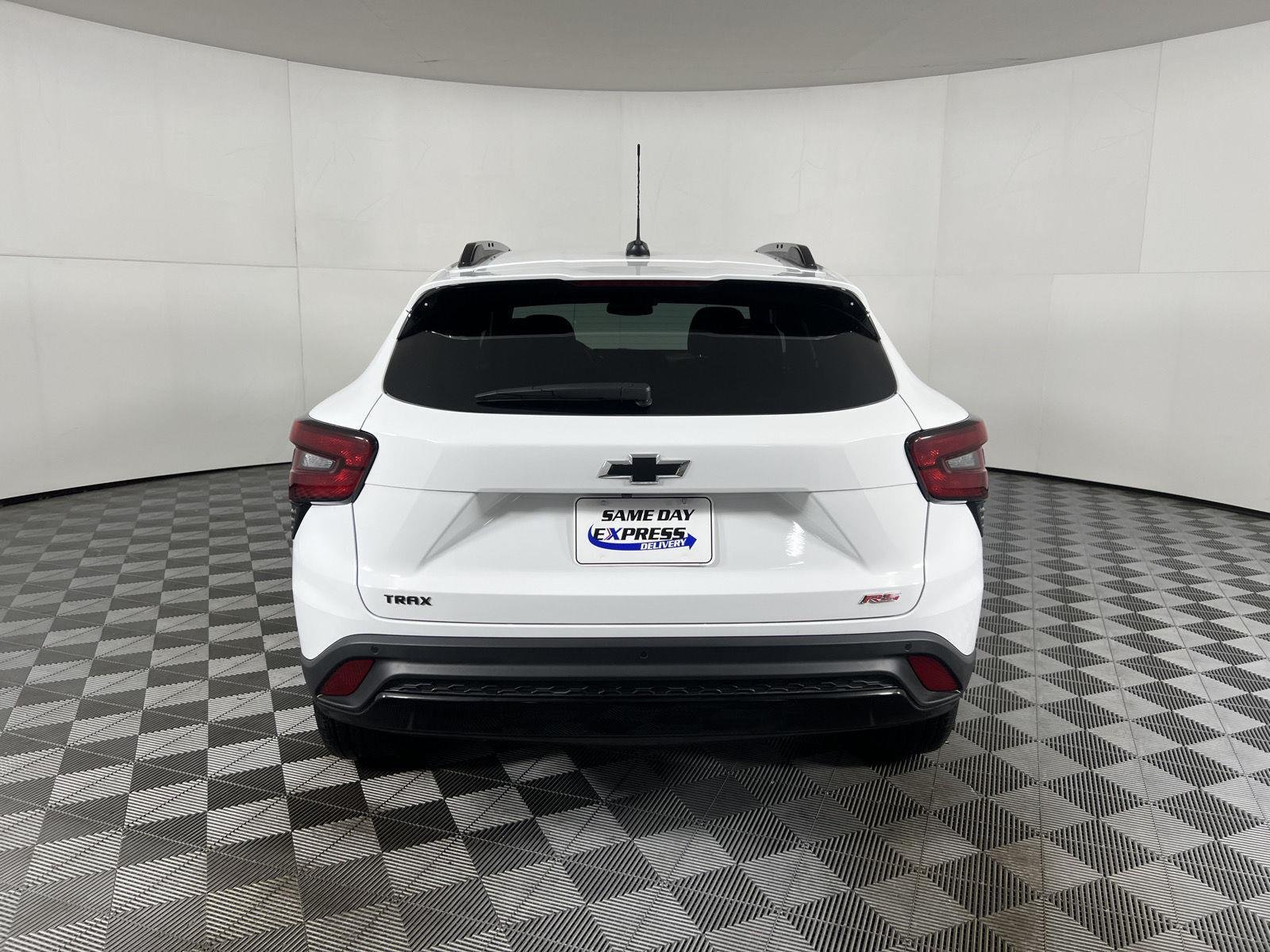 Used 2026 Summit White Chevrolet 2RS image 49