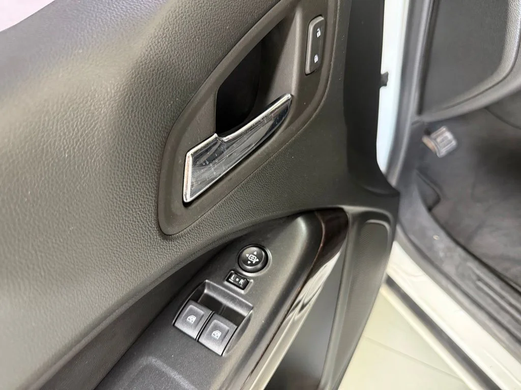 Used 2022 White GMC Elevation image 11
