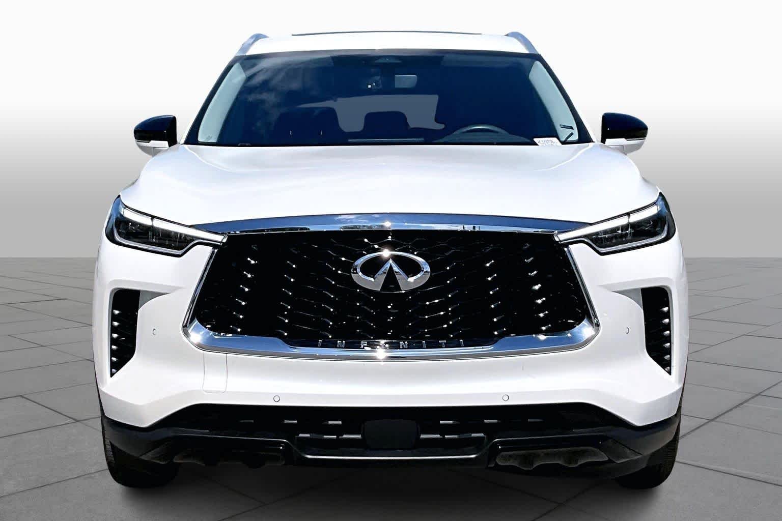 Used 2024 Majestic White INFINITI LUXE image 4