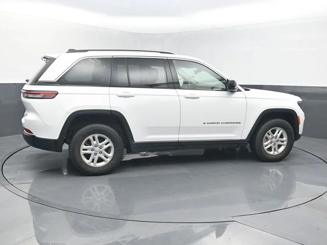 Used 2024 White Jeep Laredo image 7
