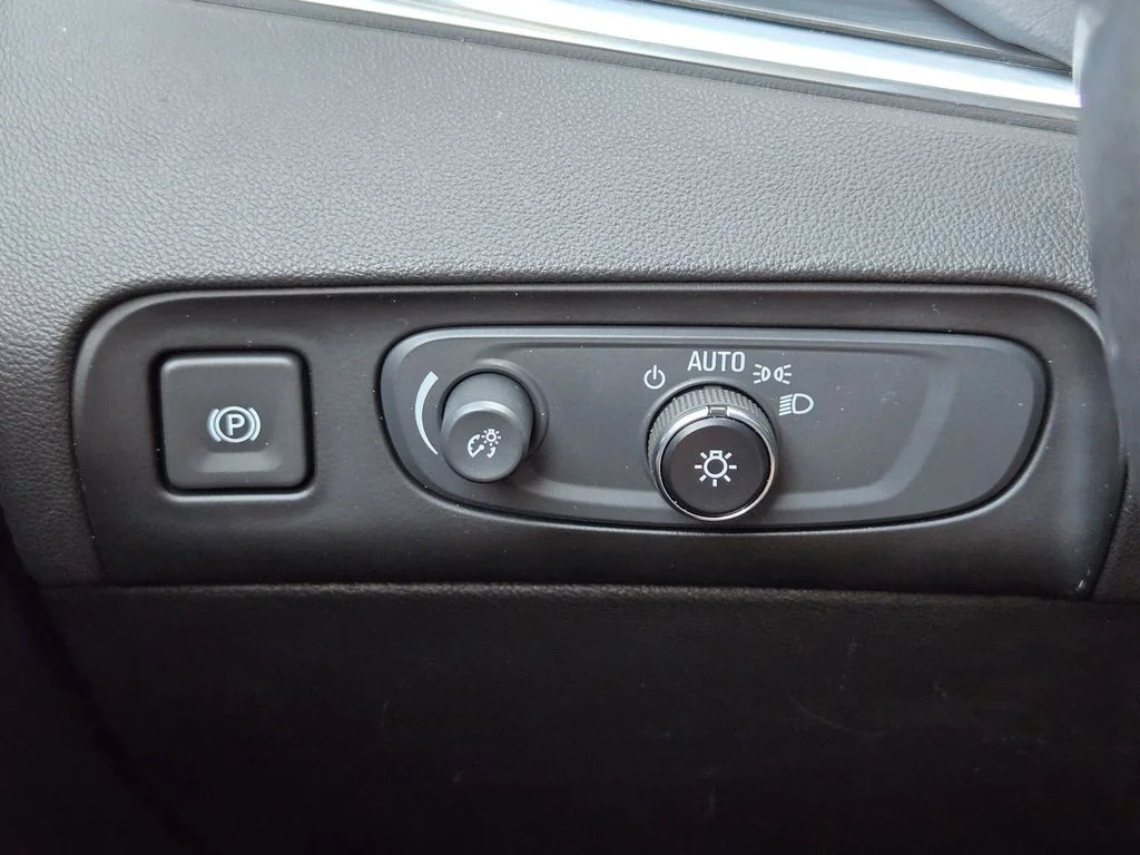Used 2021 Silver Buick Essence image 24