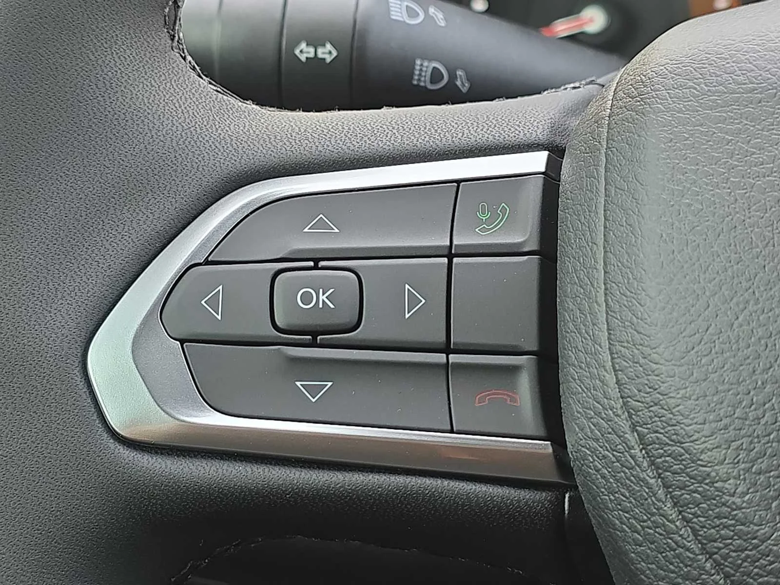 New 2026 Hydro Blue Pearl-Coat Exterior Paint Jeep Latitude image 27