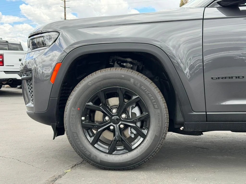 New 2026 Baltic Gray Metallic Clear-Coat Exterior Paint Jeep Altitude image 10