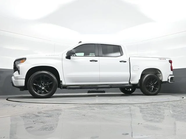 Used 2024 White Chevrolet Custom image 21