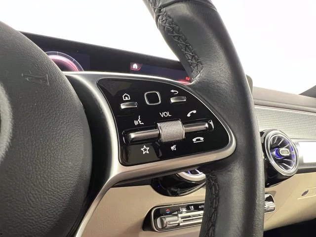 Used 2022 White Mercedes-Benz GLB 250 image 40