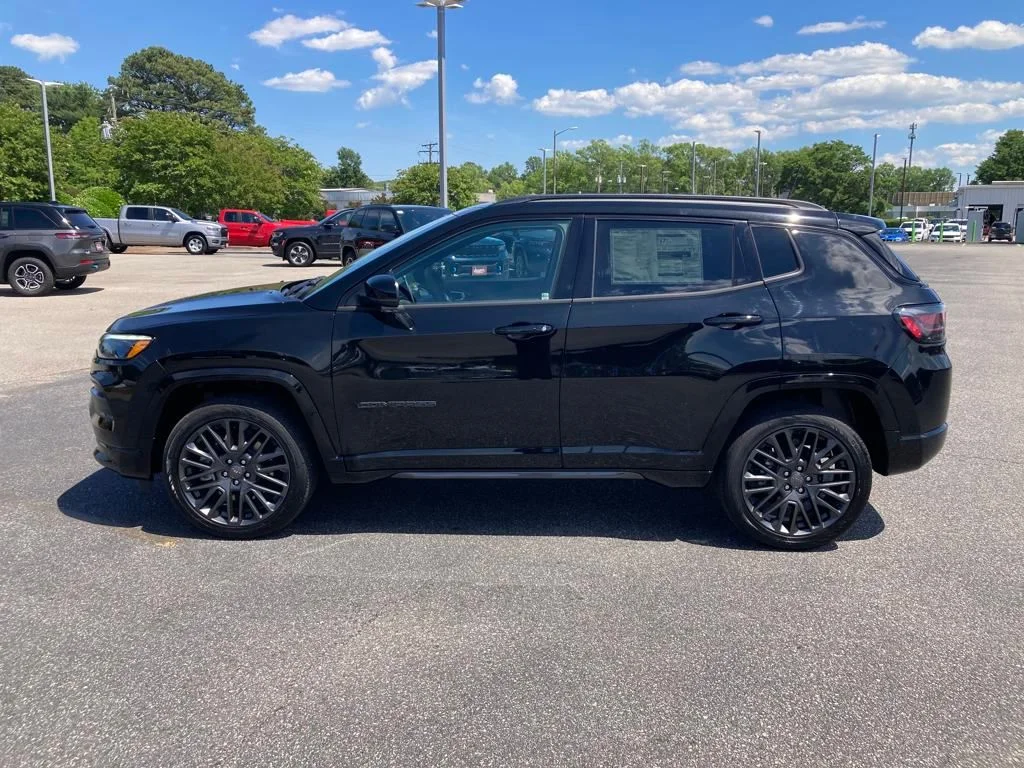 New 2024 Diamond Black Crystal Pearl-Coat Exterior Paint Jeep Limited image 2