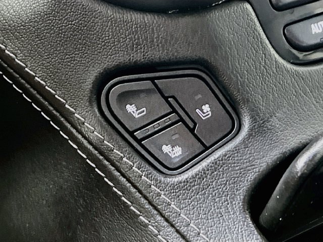 Used 2019 IRIDESCENT PEARL TRICOAT Chevrolet Premier image 22