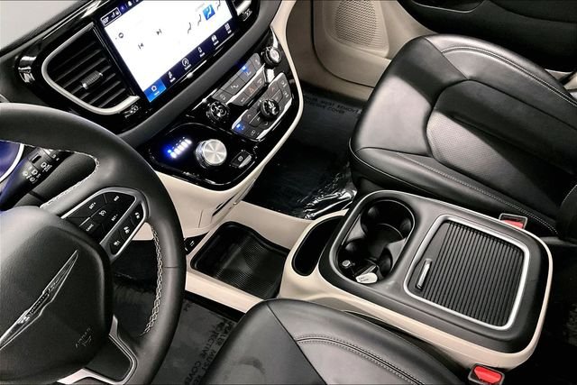 Used 2024 Diamond Black Crystal Pearlcoat Chrysler Touring L image 16
