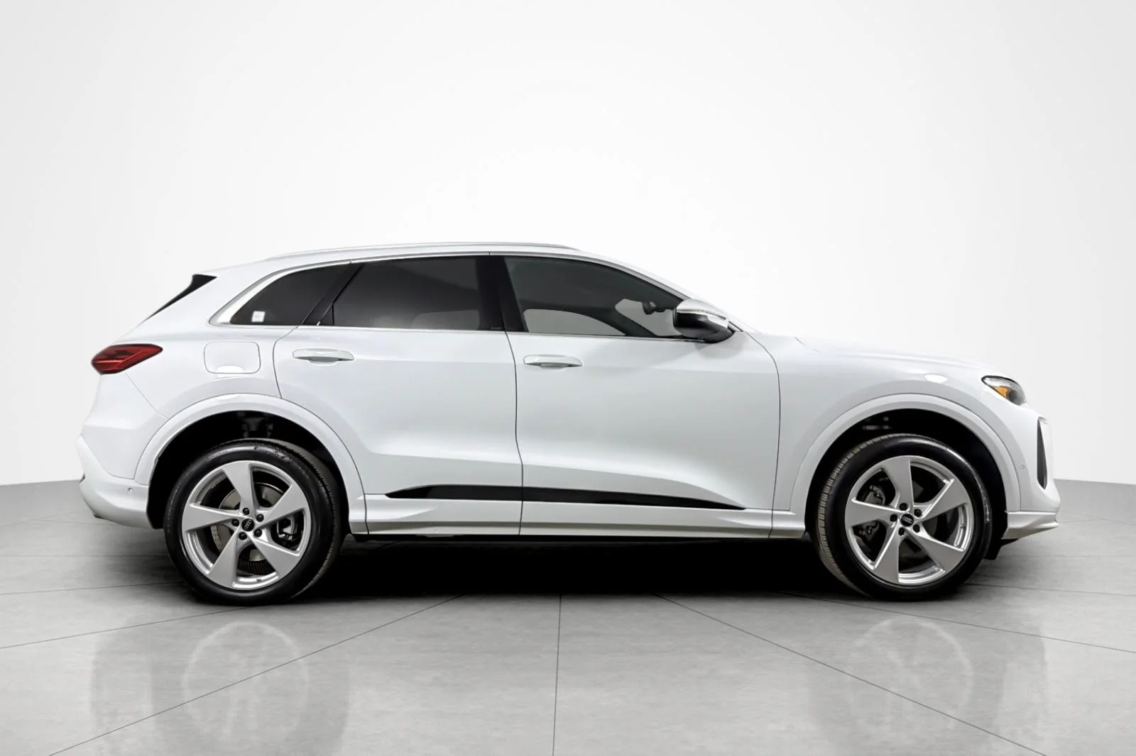 Used 2025 Glacier White Metallic Audi Premium Plus 2.0 TFSI quattro image 6