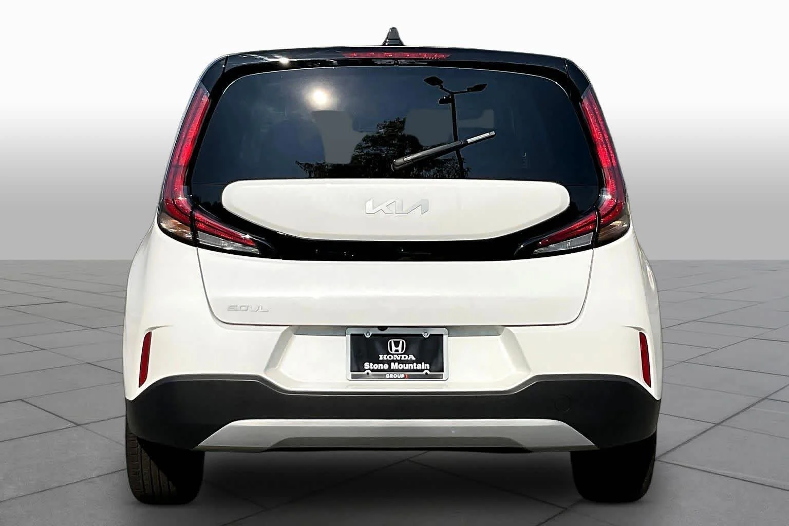 Used 2025 Snow White Pearl Kia LX image 5