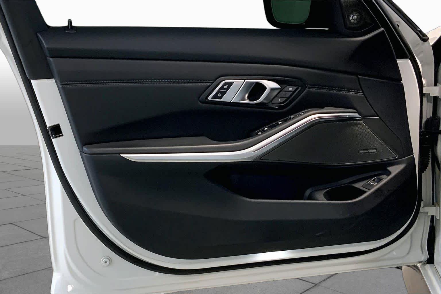 Used 2021 Alpine White BMW Competition image 21